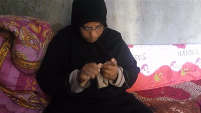 مريضة سرطان: “الطواقي” مصدر دخلي لتجهيز بنتي وعلاج ابني (فيديو)