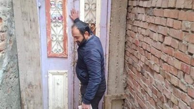 “تعليم دمياط” يكرم معلمًا توجه لمنزل طالب ليوقظه من نومه بسبب تأخره عن الامتحان