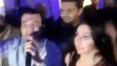 شاهد.. إيهاب توفيق يحتفل بعيد ميلاده قبل ساعات من حريق فيلته ووفاة والده (فيديو)