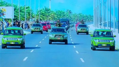 شاهد.. بكاء الشعب العماني أثناء مرور موكب السلطان قابوس لمثواه الأخير (فيديو)