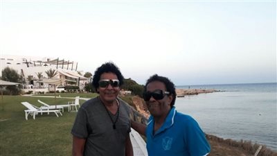 محمد منير يتلقى عزاء زوج شقيقته ومدير أعماله الاثنين بمسجد الشرطة