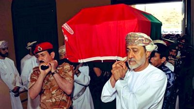 سلطان يحمل آخر.. شاهد لحظة حمل سلطان عمان الجديد للراحل “قابوس” (صور وفيديو)