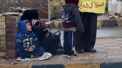 تضامن كفر الشيخ توضح حقيقة رجل يحمل لافتة “أسرة في الشارع”