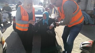 التدخل السريع ينقذ مسنة تعيش على رصيف مترو باب الشعرية منذ 4 سنوات (صور)
