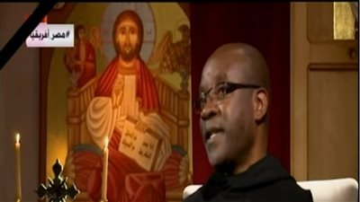قصة راهب كيني ترك العالم وعاش في مصر: “نعيش بدون خوف في عهد السيسي” (فيديو)