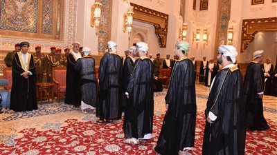 شاهد.. سلطان عُمان يستقبل ملوك ورؤساء الدول في عزاء قابوس بن سعيد (صور)