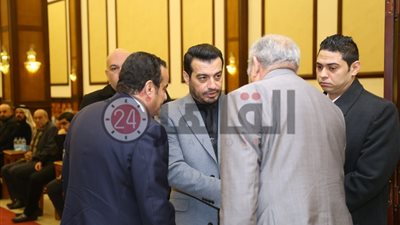 بدء عزاء والد إيهاب توفيق بمسجد المشير بالتجمع (صور)