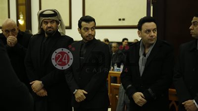 حسين الجسمي ومصطفى قمر يستقبلان المعزيين في عزاء والد إيهاب توفيق (صور وفيديو)