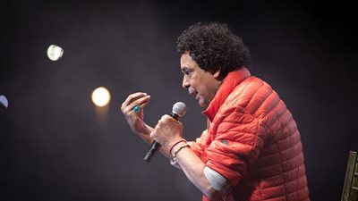 المخرج عادل عوض يعيد حفلات الفنان محمد منير بشكل جديد