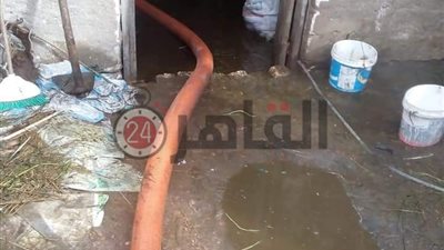 بسبب سقوط الأمطار الغزيرة.. غرق العديد من المنازل بالبحيرة (فيديو وصور)