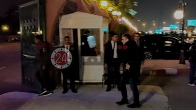 عمرو الليثي ومادلين طبر أول الحاضرين لعزاء مدير أعمال محمد منير بالشيخ زايد (صور وفيديو)