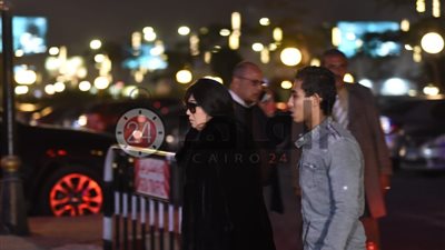 فيفي عبده من أوائل الحاضرين لتقديم واجب العزاء في ابن عم محمد منير (صور)