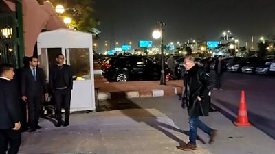 شردي وبكري ومحمود سعد يقدمون واجب العزاء في مدير أعمال محمد منير