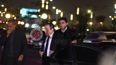 عصام شرف رئيس وزراء مصر الأسبق يقدم واجب العزاء في مدير أعمال محمد منير (فيديو)