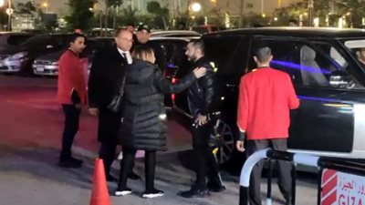 بسيارة فارهة.. تامر حسني يصل عزاء مدير أعمال محمد منير بالشيخ زايد (فيديو)