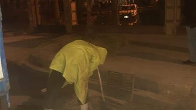 تطهير “الشنايش” بحي الجمرك في الإسكندرية استعدادًا للنوة (صور)