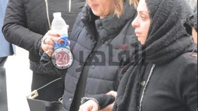 انهيار مايا مرسي رئيس المجلس القومي للمرأة في جنازة ابنها (صور)