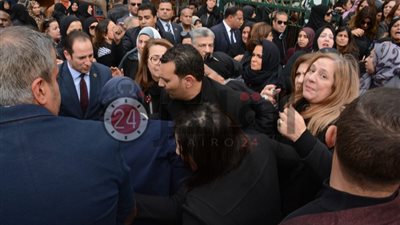 إغماء مايا مرسي أثناء صلاة الجنازة على ابنها بمسجد السيدة نفيسة (صور وفيديو)