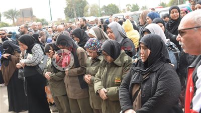 عمال نظافة ومواطنون يؤازرون رئيس القومي للمرأة في جنازة ابنها بمسجد السيدة نفيسة (صور)