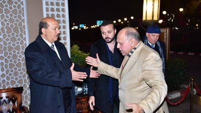 بدء عزاء شقيق جمال الجارحي ومستشار رئيس الوزراء أول الحاضرين (صور)