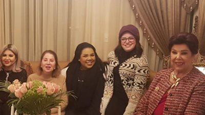 بنكيد العُزال.. بوسي شلبي تنفي شائعة مرض رجاء الجداوي بلقطات من منزلها (فيديو وصور)