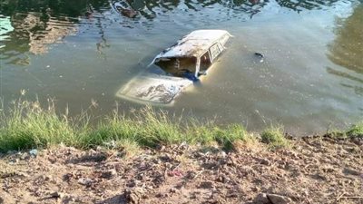 إصابة 4 أشخاص في حادث سقوط سيارة داخل مياه إحدى الترع بسوهاج | صور