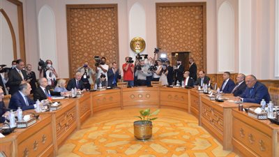 شكري ووزير خارجية روسيا يعقدان جلسة مباحثات تتناول التعاون الثنائي والقضايا الإقليمية |صور