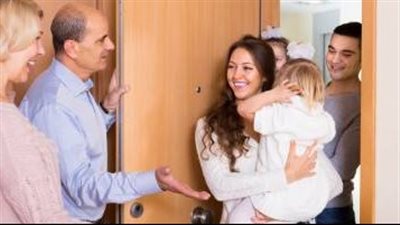 دار الإفتاء تبين حكم إطالة الجلوس عند الأقارب في الزيارات 