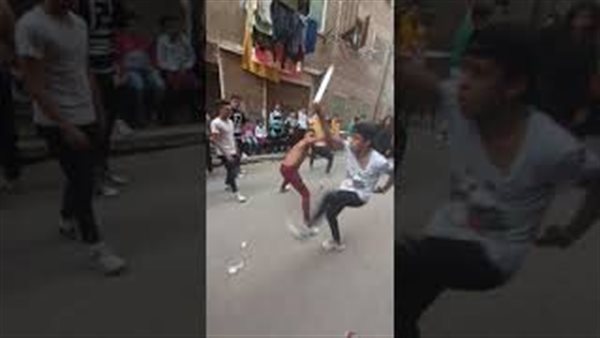 رقص طفل بمطواة -