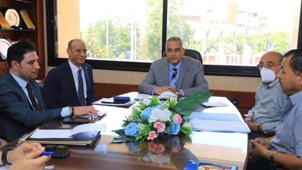 خلال اجتماع محافظ