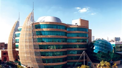 أنقذوا 57357.. حملات تبرع من مشاهير لمستشفى سرطان الأطفال خشية الإغلاق بسبب نقص التبرعات