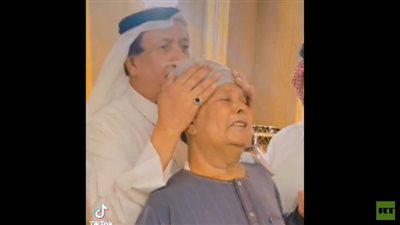 وفاء وتقدير.. رجل أعمال سعودي يقيم حفل وداع لمصري عمل معه 40 عاما