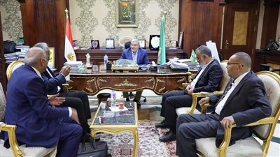 محافظ المنيا يبحث مع مستثمرين إقامة أنشطة صناعية متنوعة بالمنطقة الصناعية