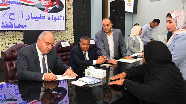 محافظ قنا خلال اللقاء