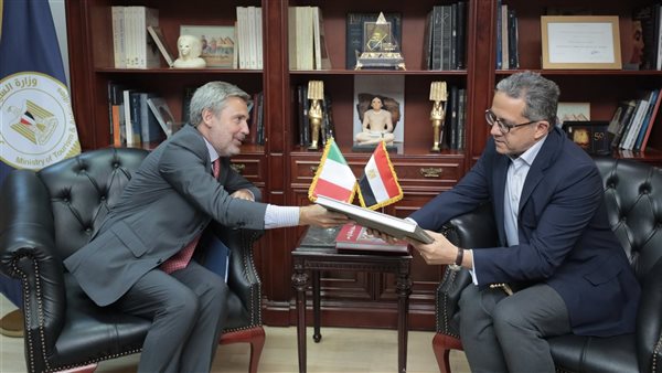 وزير السياحة وسفير