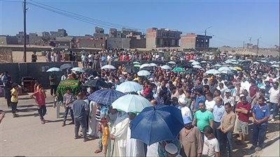 أهالي البرلس يشيعون جثمان صياد عثر عليه بعد 7 أشهر من الغرق مع 6 من أسرته│ صور