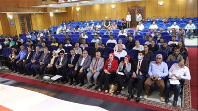 سعفان ومحافظ الشرقية يسلمان ماكينات خياطة وشنط عدة لأوائل خريجي التدريب المهني 