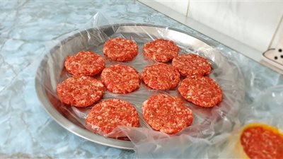 زراعة القاهرة تفجر مفاجأة: البرجر واللانشون البشري مخلوط بلحوم الحمير والكلاب.. وطعام القطط خالٍ من الغش| مستند