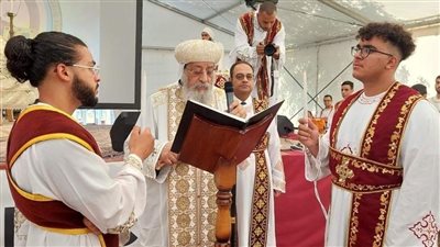 صورة للبابا تواضروس وشباب أوروبا تثير الجدل بين الأقباط.. ومفكرون: الكنيسة ليست دورها أن تقيم محكمة تفتيش على أولادها