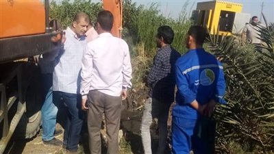 مياه الفيوم تبحث عن مكان التسرب بخط 1000 بطريق عزبة عاشور | صور
