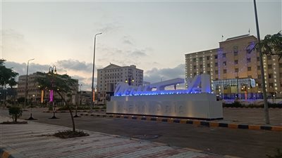 مبنى محافظة الإسكندرية يتزين بالإضاءة والألوان في عيدها القومي 