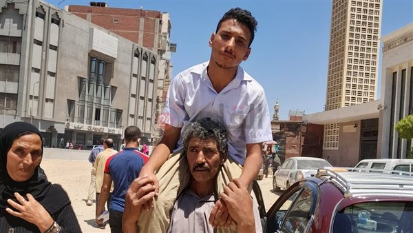 الأب حاملًا نجله