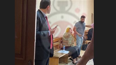 انهيار شقيقة المتهم الأول في رشوة وزارة الصحة: زعلانة عليه.. حرام ياخد 10 سنين