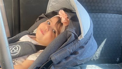 تدهور الحالة الصحية لـ سيلين الطفلة المصابة بالضمور العضلي.. والأم: محتاجة الحقنة في أسرع وقت