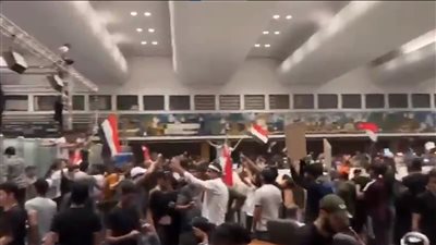 رئيس الوزراء العراقي يناشد المتظاهرين بالانسحاب من مبنى البرلمان 