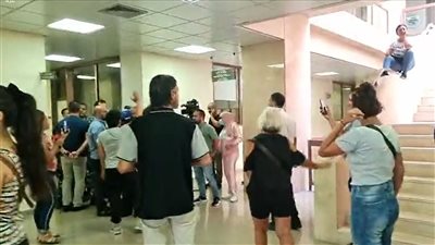 لبنانيون يقتحمون وزارة الطاقة احتجاجا على انقطاع الكهرباء | فيديو