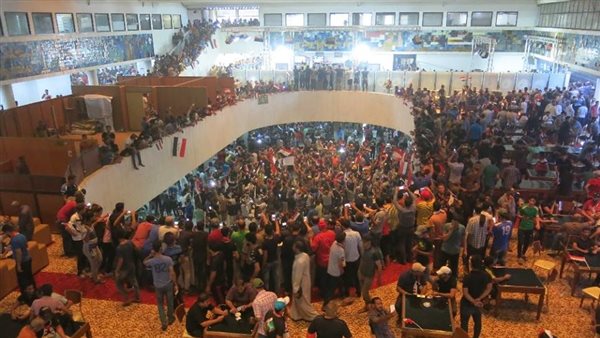 محتجون داخل قاعة