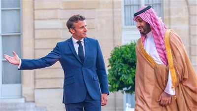 ولي العهد السعودي يصل إلى قصر الإليزيه.. واستقبال حار من الرئيس الفرنسي │ صور
