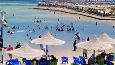 هربًا من ارتفاع الحرارة.. توافد كبير للمصطافين على شواطئ الغردقة بالعطلة الأسبوعية | بث مباشر