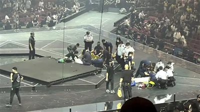 المصابون في حالة حرجة.. سقوط شاشة عملاقة على المسرح بحفل غنائي في هونج كونج | فيديو